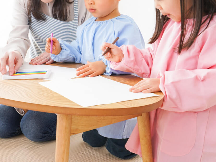 お絵かきをする子ども