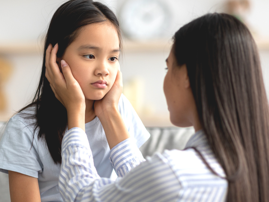 叱った子どもをなだめる女性