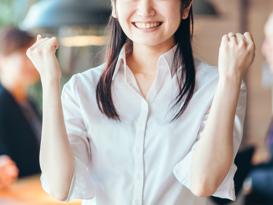 ガッツポーズをする女性