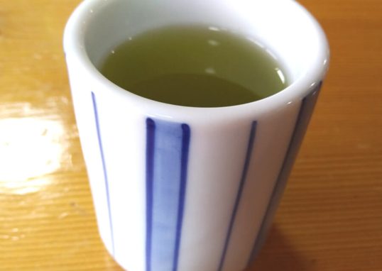 湯のみに入ったお茶