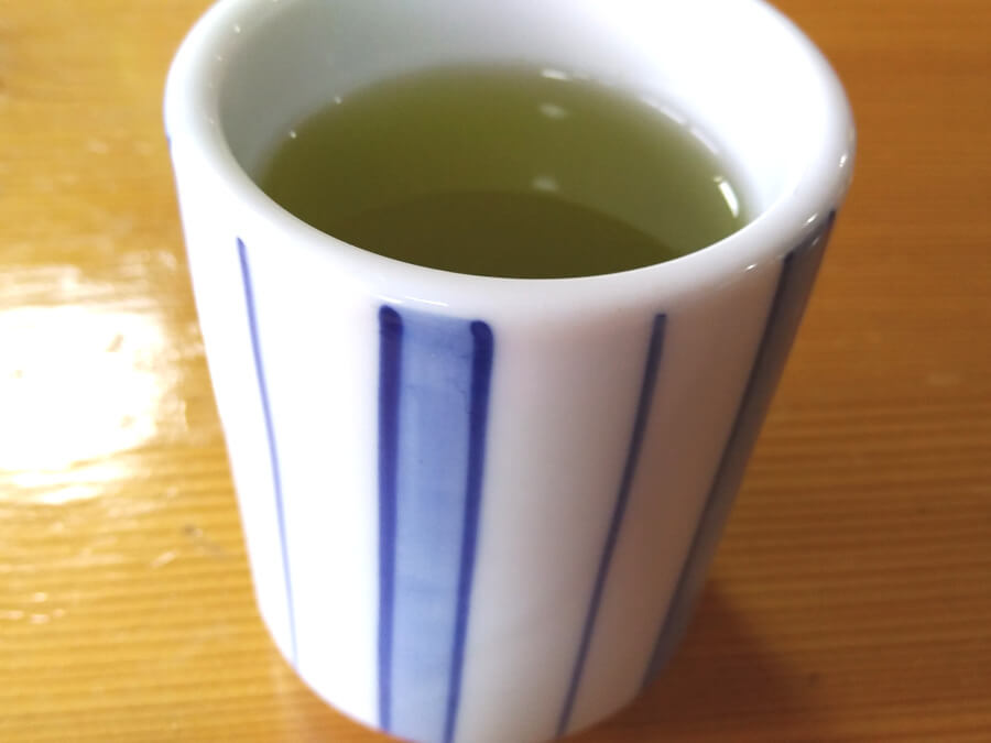 湯のみに入ったお茶