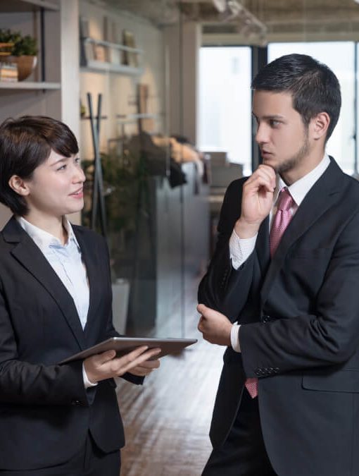 会話をする男女