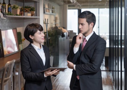 会話をする男女