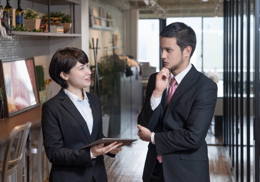 会話をする男女