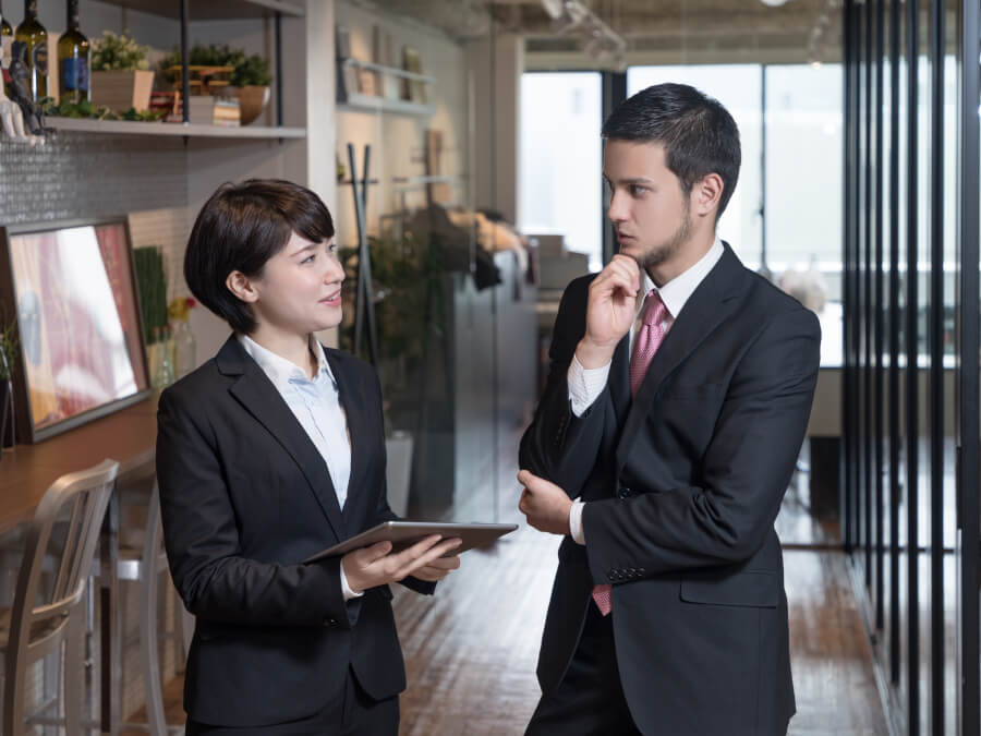 会話をする男女